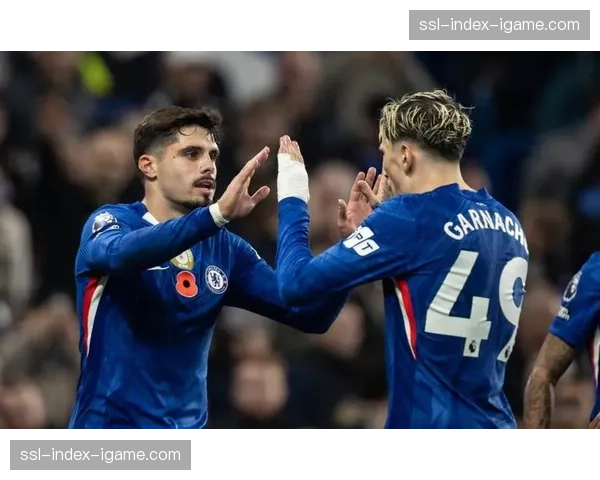 特写：狼队边锋内托一次突破后低平传中，直接旋向球门击中远角立柱