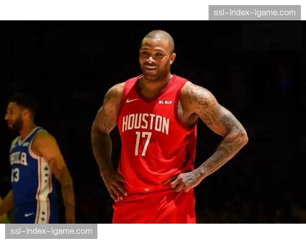 更衣室黏合剂：探秘老将PJ-塔克在快船队内扮演的关键角色