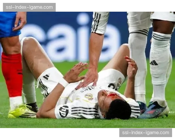 姆巴佩第88分钟遭肘击未获点球，VAR判罚再引争议